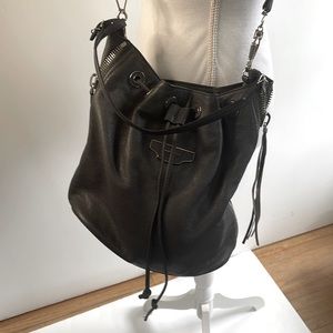 BALENCIAGA
Veau Papier Plate Small Bucket gris fossile